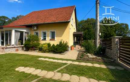 RODINNÝ DOM S KRYTÝM BAZÉNOM, ZIMNOU ZÁHRADOU, SAUNOU A KOMPLETNÝM RELAXAČNÝM ZÁZEMÍM – VEĽKÉ TERIAKOVCE