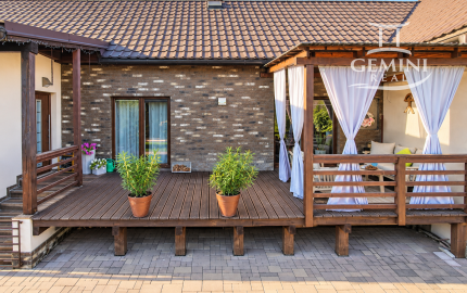 MODERNÝ 4-IZBOVÝ RODINNÝ DOM S BAZÉNOM, TERASOU, ALTÁNKOM, GARÁŽOU A VEĽKÝM POZEMKOM – VEĽKÉ TERIAKOVCE okres Rimavská Sobota
