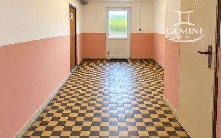 REZERVOVANÉ !!! 2-izbový byt s balkónom a výťahom v pôvodnom stave – 66 m², Dobšinského, Rimavská Sobota
