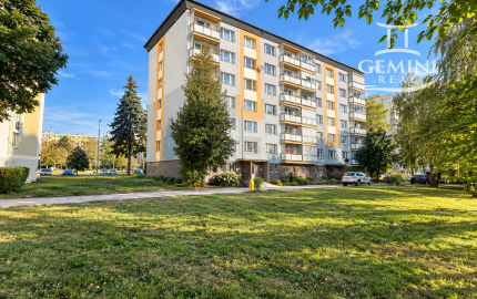 REZERVOVANÉ !!! 2-izbový byt s balkónom a výťahom v pôvodnom stave – 66 m², Dobšinského, Rimavská Sobota