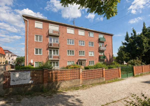 2-izbový byt v tehlovej bytovke na Železničnej ulici v Rimavskej Sobote