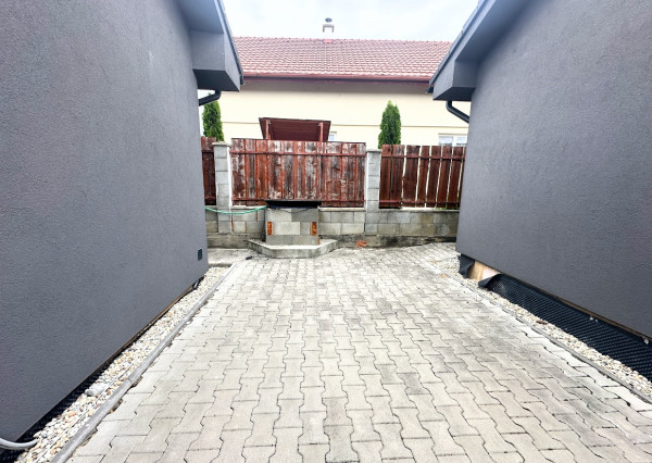 4 - IZBOVÁ NOVOSTAVBA VO VIDINEJ S OBROVSKÝM POZEMKOM, TERASOU A DVOJGARÁŽOU
