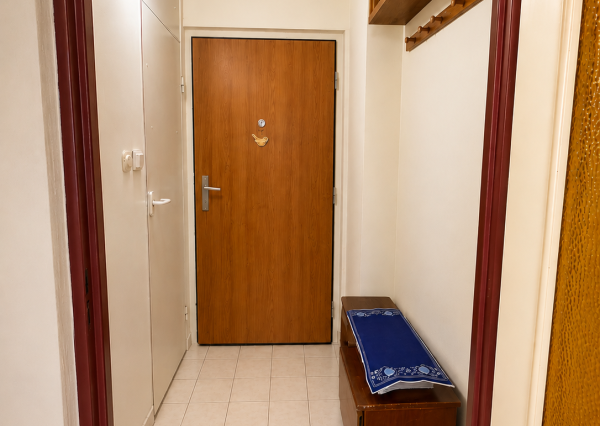 1-IZBOVÝ BYT S BALKÓNOM V CENTRE RIMAVSKEJ SOBOTY – MALOHONTSKÁ ULICA