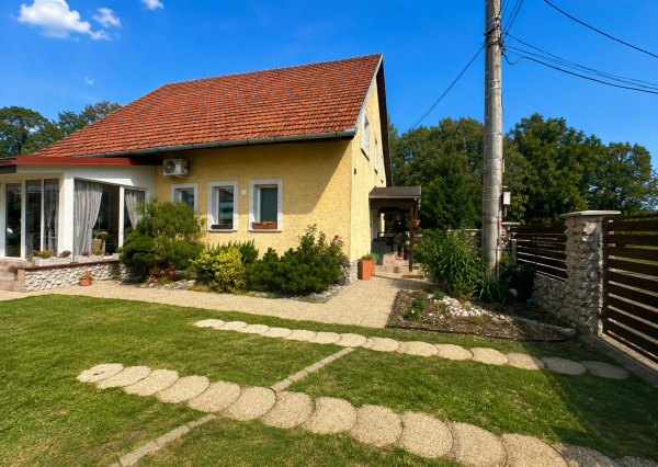 RODINNÝ DOM S KRYTÝM BAZÉNOM, ZIMNOU ZÁHRADOU, SAUNOU A KOMPLETNÝM RELAXAČNÝM ZÁZEMÍM – VEĽKÉ TERIAKOVCE