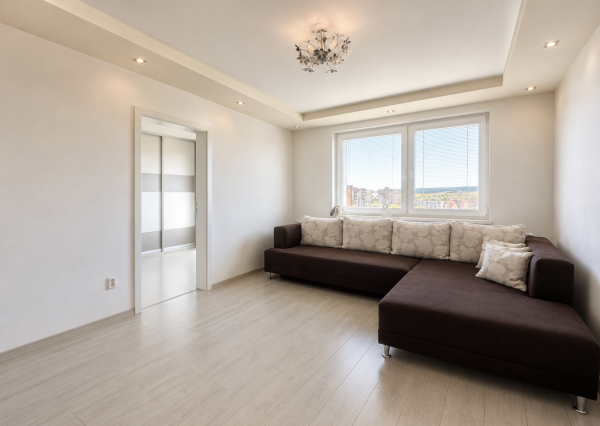 KOMPLETNE ZREKONŠTRUOVANÝ 3-IZBOVÝ BYT S BALKÓNOM | ROŽŇAVSKÁ | 63 m² | RIMAVSKÁ SOBOTA