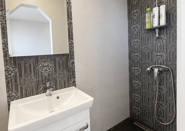 KOMPLETNE ZREKONŠTRUOVANÝ 3-IZBOVÝ BYT S BALKÓNOM | ROŽŇAVSKÁ | 63 m² | RIMAVSKÁ SOBOTA