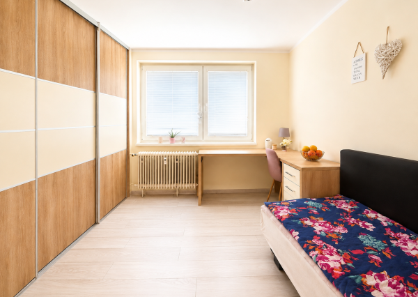 KOMPLETNE ZREKONŠTRUOVANÝ 3-IZBOVÝ BYT S BALKÓNOM | ROŽŇAVSKÁ | 63 m² | RIMAVSKÁ SOBOTA