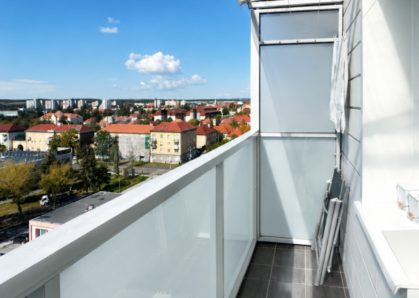 KOMPLETNE ZREKONŠTRUOVANÝ 3-IZBOVÝ BYT S BALKÓNOM | ROŽŇAVSKÁ | 63 m² | RIMAVSKÁ SOBOTA