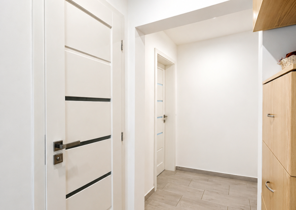 KOMPLETNE ZREKONŠTRUOVANÝ 3-IZBOVÝ BYT S BALKÓNOM | ROŽŇAVSKÁ | 63 m² | RIMAVSKÁ SOBOTA