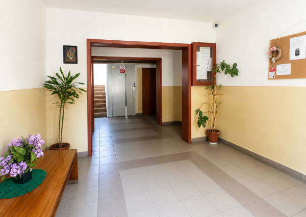 KOMPLETNE ZREKONŠTRUOVANÝ 3-IZBOVÝ BYT S BALKÓNOM | ROŽŇAVSKÁ | 63 m² | RIMAVSKÁ SOBOTA