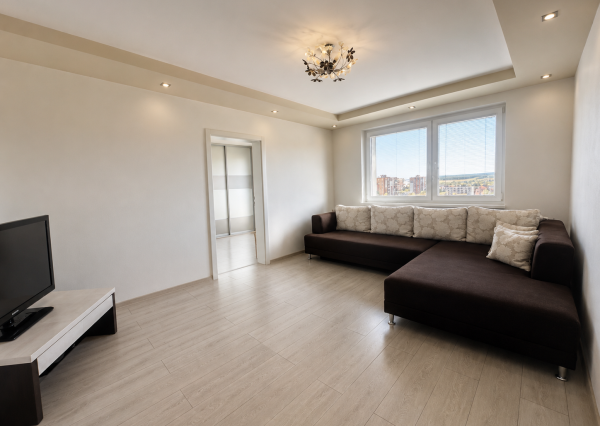 KOMPLETNE ZREKONŠTRUOVANÝ 3-IZBOVÝ BYT S BALKÓNOM | ROŽŇAVSKÁ | 63 m² | RIMAVSKÁ SOBOTA