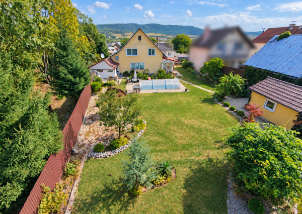 RODINNÝ DOM S KRYTÝM BAZÉNOM, ZIMNOU ZÁHRADOU, SAUNOU A KOMPLETNÝM RELAXAČNÝM ZÁZEMÍM – VEĽKÉ TERIAKOVCE