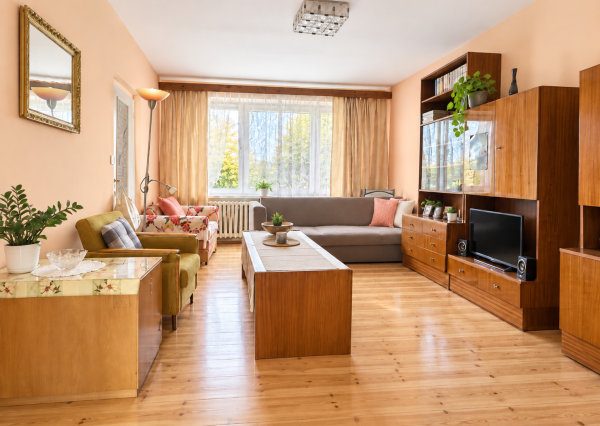 REZERVOVANÉ !!! 2-izbový byt s balkónom a výťahom v pôvodnom stave – 66 m², Dobšinského, Rimavská Sobota
