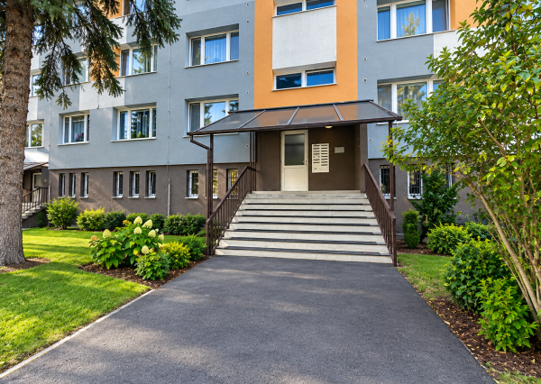 REZERVOVANÉ !!! 2-izbový byt s balkónom a výťahom v pôvodnom stave – 66 m², Dobšinského, Rimavská Sobota