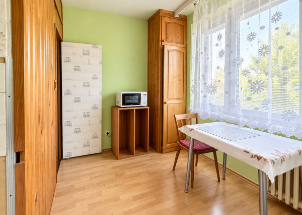 REZERVOVANÉ !!! 2-izbový byt s balkónom a výťahom v pôvodnom stave – 66 m², Dobšinského, Rimavská Sobota
