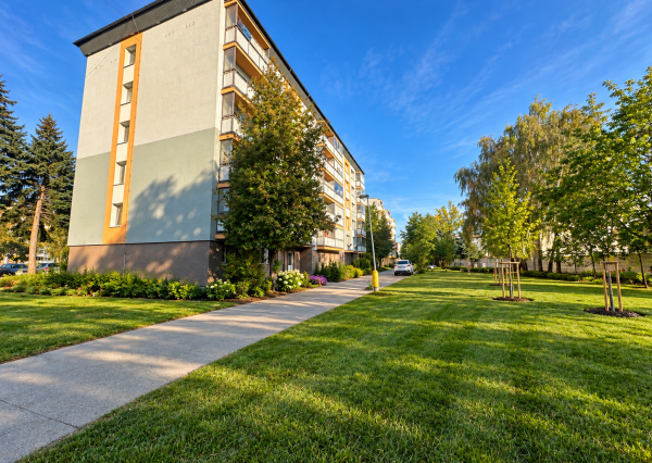 REZERVOVANÉ !!! 2-izbový byt s balkónom a výťahom v pôvodnom stave – 66 m², Dobšinského, Rimavská Sobota