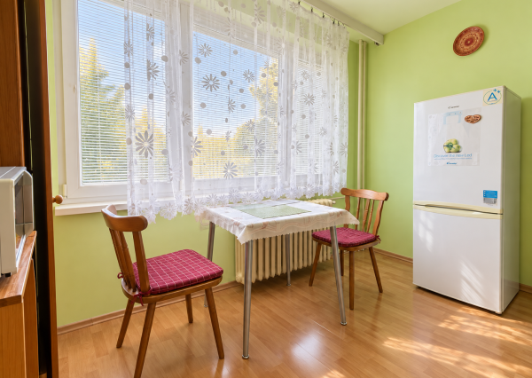REZERVOVANÉ !!! 2-izbový byt s balkónom a výťahom v pôvodnom stave – 66 m², Dobšinského, Rimavská Sobota