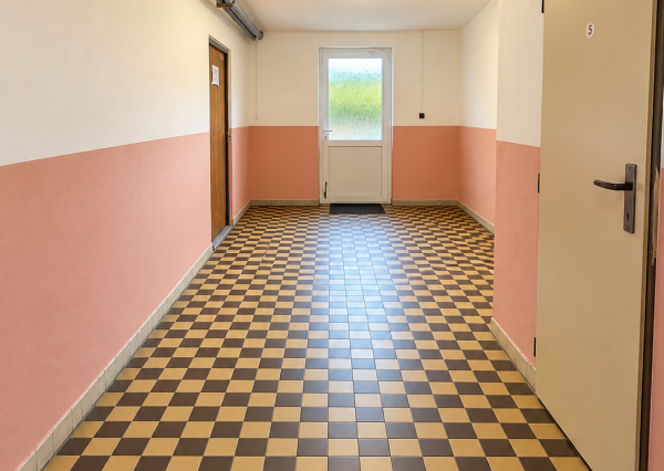 REZERVOVANÉ !!! 2-izbový byt s balkónom a výťahom v pôvodnom stave – 66 m², Dobšinského, Rimavská Sobota