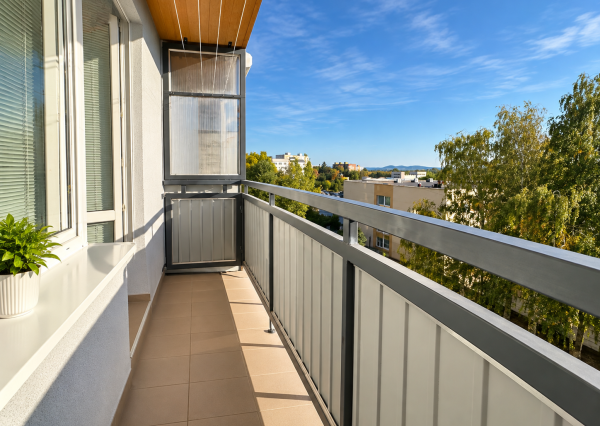 REZERVOVANÉ !!! 2-izbový byt s balkónom a výťahom v pôvodnom stave – 66 m², Dobšinského, Rimavská Sobota