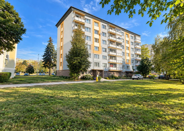 REZERVOVANÉ !!! 2-izbový byt s balkónom a výťahom v pôvodnom stave – 66 m², Dobšinského, Rimavská Sobota
