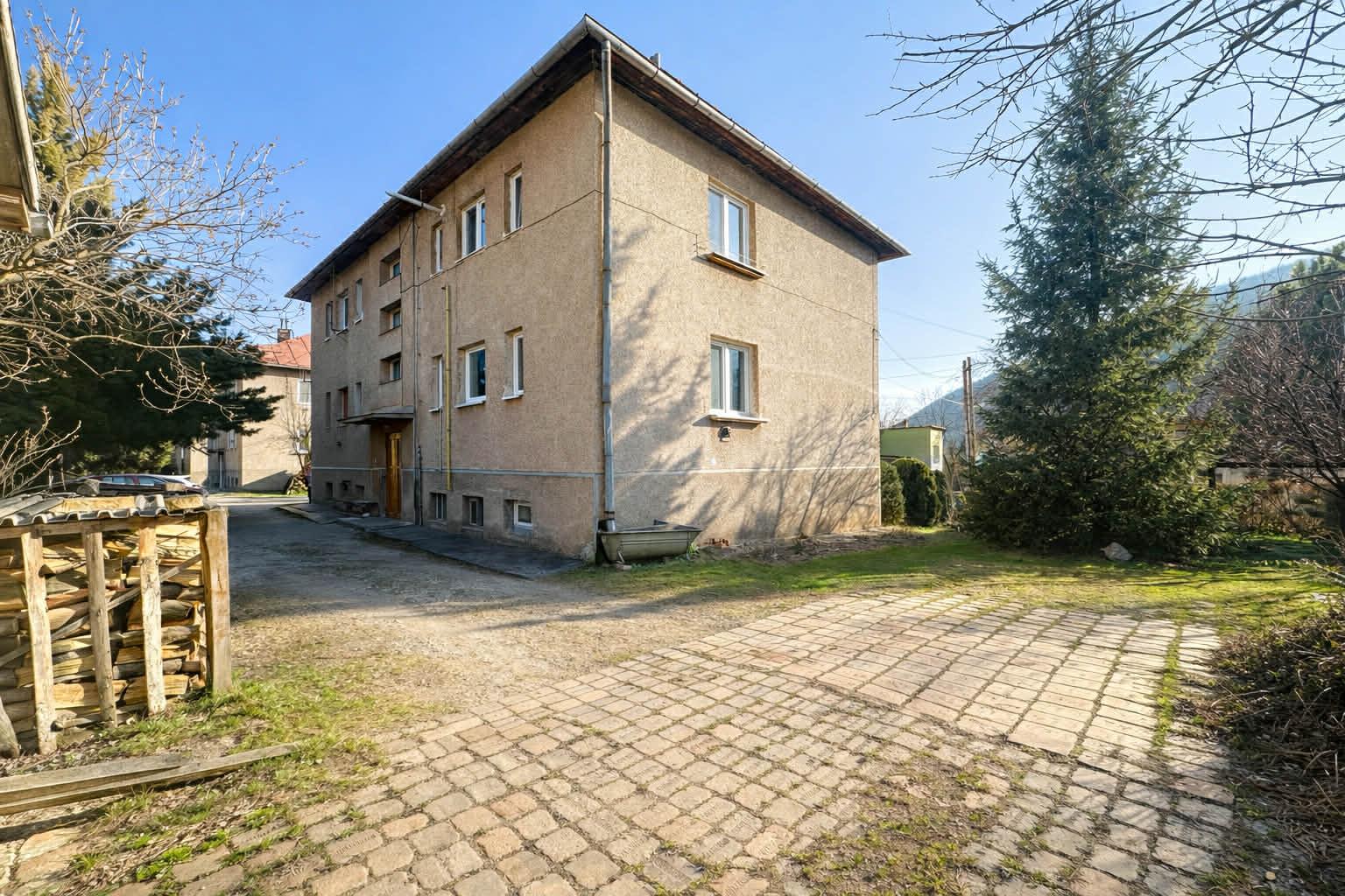 3-IZBOVÝ BYT + GARÁŽ + ZÁHRADA 587 m² – JELŠAVA okres Revúca